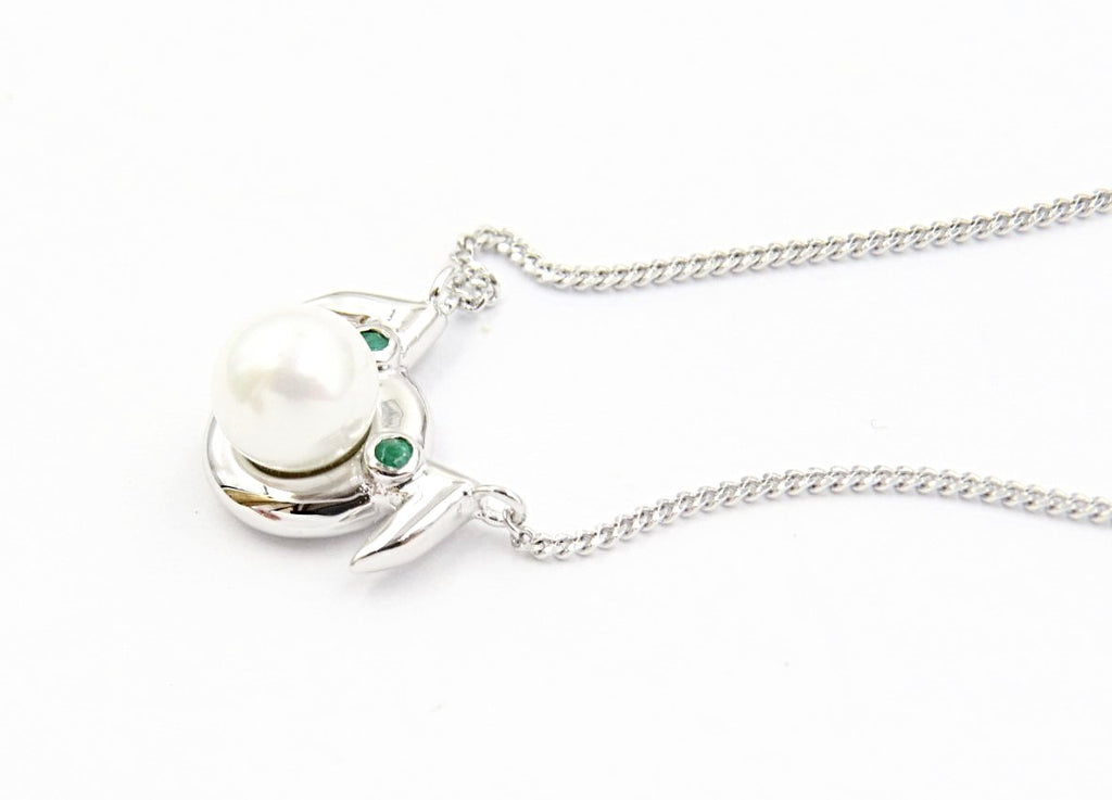 The Josei Ninja Girl Pearl and Emerald Necklace